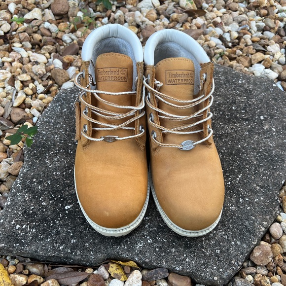 Woman’s Timberlands - Picture 5 of 8